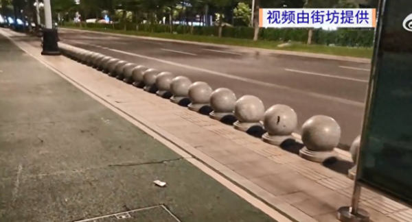 元富证券 广州一公交站旁堵满一排石墩